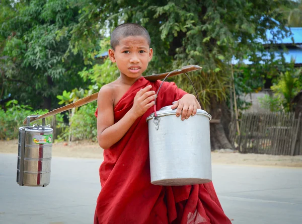 Burmesische Mönche gehen Almosen am Morgen — Stockfoto