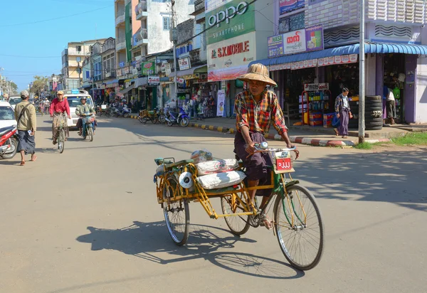 People and vehicles on the streets in Mandalay — Stock Photo, Image