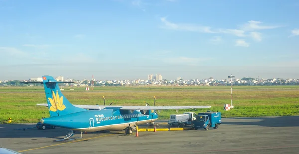 Aerei civili parcheggio presso l'aeroporto internazionale di Tan Son Nhat — Foto Stock