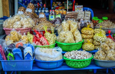 Phan Rang, Vietnam - 24 Mart 2016. Mallar Phan Rang, Vietnam 'daki bir markette sergileniyor..