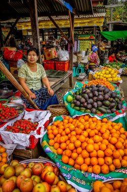 Mandalay, Myanmar - 25 Şubat 2016. Mandalay, Myanmar 'da geleneksel bir pazarda küçük tüccarlar alıp satıyor..