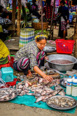 Mandalay, Myanmar - 25 Şubat 2016. Mandalay, Myanmar 'da geleneksel bir pazarda küçük tüccarlar alıp satıyor..