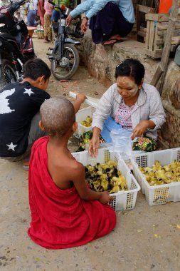 Mandalay, Myanmar - 25 Şubat 2016. Mandalay, Myanmar 'da geleneksel bir pazarda küçük tüccarlar alıp satıyor..