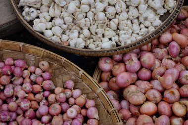 Mandalay 'da geleneksel bir pazarda taze soğan satıyorum, Myanmar..