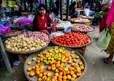 Mandalay, Myanmar - 25 Şubat 2016. Mandalay, Myanmar 'da geleneksel bir pazarda küçük tüccarlar alıp satıyor..
