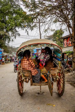 Mandalay, Myanmar - 25 Şubat 2016. Geleneksel at arabaları Mandalay, Myanmar sokaklarında.