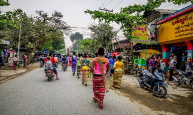 Mandalay, Myanmar - 25 Şubat 2016. Mandalay, Myanmar sokaklarında düzenlenen geleneksel festival sırasında renkli bir geçit töreni.