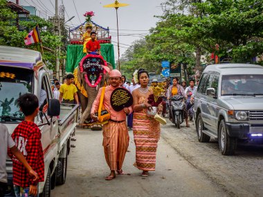 Mandalay, Myanmar - 25 Şubat 2016. Mandalay, Myanmar sokaklarında düzenlenen geleneksel festival sırasında renkli bir geçit töreni.
