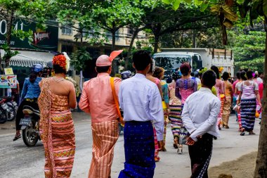 Mandalay, Myanmar - 25 Şubat 2016. Mandalay, Myanmar sokaklarında düzenlenen geleneksel festival sırasında renkli bir geçit töreni.