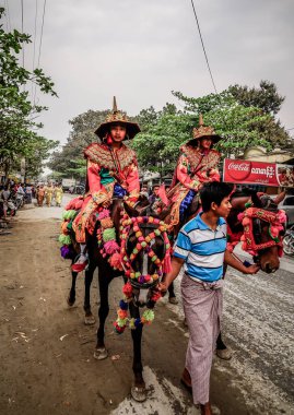 Mandalay, Myanmar - 25 Şubat 2016. Mandalay, Myanmar sokaklarında düzenlenen geleneksel festival sırasında renkli bir geçit töreni.