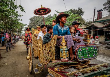 Mandalay, Myanmar - 25 Şubat 2016. Mandalay, Myanmar sokaklarında düzenlenen geleneksel festival sırasında renkli bir geçit töreni.