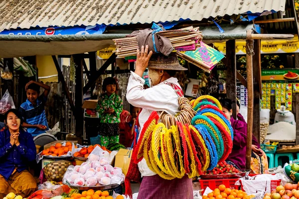 Mandalay, Myanmar - 25 Şubat 2016. Birmanyalı bir satıcı Mandalay, Myanmar 'da sokakta mal satıyor..