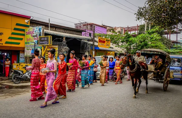 Mandalay, Myanmar - 25 Şubat 2016. Mandalay, Myanmar sokaklarında düzenlenen geleneksel festival sırasında renkli bir geçit töreni.