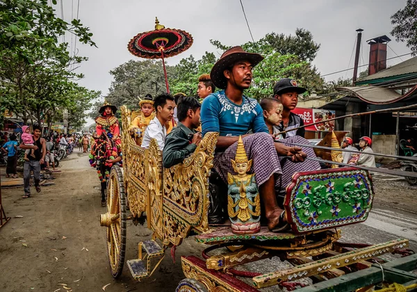 Mandalay, Myanmar - 25 Şubat 2016. Mandalay, Myanmar sokaklarında düzenlenen geleneksel festival sırasında renkli bir geçit töreni.