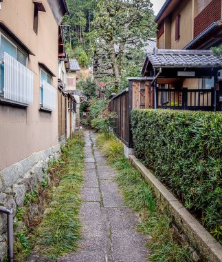 Japonya, Kyoto 'da dar sokaklar ve ahşap evler.