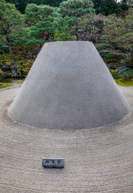 Kyoto, Japonya - 27 Aralık 2015. Kogetsudai (Moon-Viewing Platform), Japonya 'nın Kyoto kentindeki Ginkaku-ji (Gümüş Köşkü) tapınağının kuru bahçesinde koni şeklinde bir kum tepeciği..