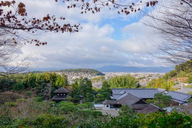 Japonya 'nın Kyoto kentindeki ünlü Ginkakuji Tapınağı' nın hava manzarası..