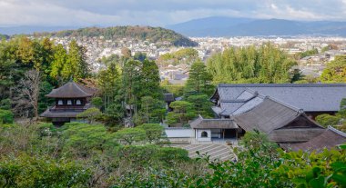 Japonya 'nın Kyoto kentindeki ünlü Ginkakuji Tapınağı' nın hava manzarası..