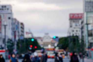 Japonya 'da alacakaranlıkta bulanık bir sokak sahnesi, doku olarak kullanılır..