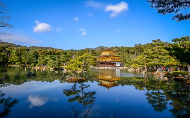 Kinkakuji Tapınağı ve Japonya, Kyoto 'daki güzel göl manzarası..