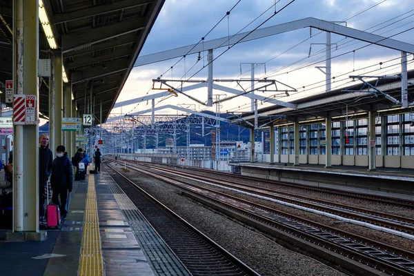 Himeji, Japonya - 27 Aralık 2015. Japonya 'daki Himeji Merkez İstasyonu' ndaki tren rayları ve yolcular..