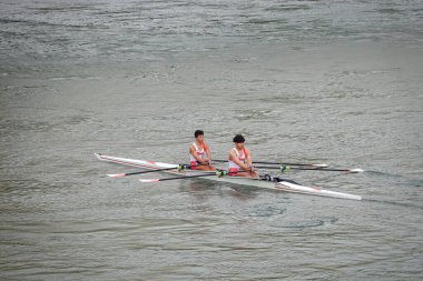 Iwate, Japonya - 22 Nisan 2025. Japonya, Iwate 'deki Kitakami Tenshochi Parkı' ndaki nehirde kayak yapan insanlar..