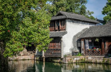 Wuzhen, Jiangnan, Çin 'de geleneksel evleri olan büyüleyici bir deniz manzarası..
