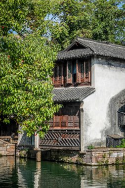Wuzhen, Jiangnan, Çin 'de geleneksel evleri olan büyüleyici bir deniz manzarası..