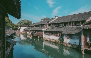 Wuzhen, Çin - 29 Ekim 2024. Wuzhen, Jiangnan, Çin 'de geleneksel evleri olan büyüleyici bir deniz manzarası..