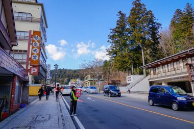 Nikko, Japonya - 2 Ocak 2016. Japonya 'nın Nikko kentindeki manzaralı bir yolda arabalar ve trafik akıyor.
