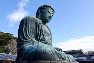 Japonya 'nın Kotoku-in Tapınağı' nda huzur içinde oturan büyük bir bronz heykel olan Kamakura 'nın görkemli Büyük Buda' sı (Daibutsu)..