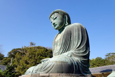 Japonya 'nın Kotoku-in Tapınağı' nda huzur içinde oturan büyük bir bronz heykel olan Kamakura 'nın görkemli Büyük Buda' sı (Daibutsu)..