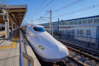 Tokyo, Japonya - 1 Ocak 2016. Modern Shinkansen mermi treni Tokyo İstasyonu 'nun yoğun merkez peronuna park edilmiştir..