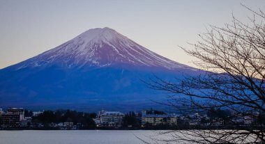 Fuji Dağı Kawaguchiko Gölü, Yamanashi, Japonya 'ya yansıyan ılık günbatımı ışığında yıkandı..