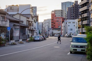 Tokyo, Japonya - 2 Ocak 2016. Tokyo, Japonya 'da yayalar ve sakinlere adanmış sakin bir banliyö caddesi, düzenli ve sessiz bir atmosfer..