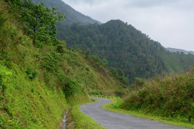 Kuzeybatı Vietnam 'daki Sapa kasabasında yağmur mevsiminde dolambaçlı dağ yolları.