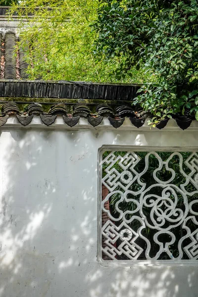 Çin 'in Şangay' ın göbeğinde yemyeşil bir çin bahçesi..