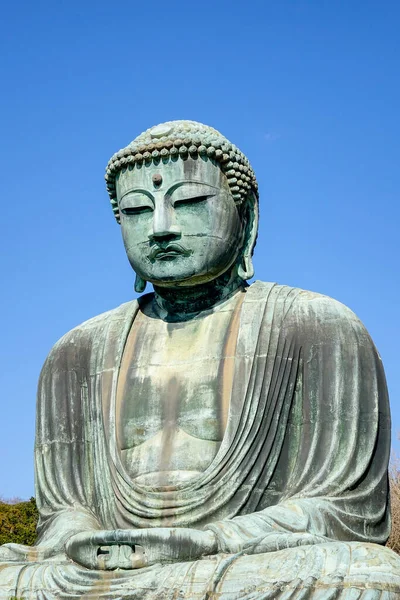 Japonya 'nın Kotoku-in Tapınağı' nda huzur içinde oturan büyük bir bronz heykel olan Kamakura 'nın görkemli Büyük Buda' sı (Daibutsu)..