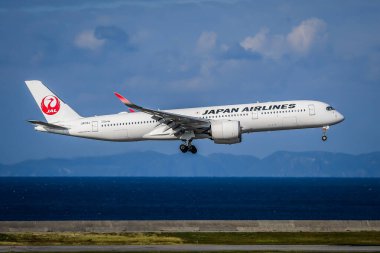 Naha, Japonya - 12 Aralık 2025. JA11XJ Japon Havayolları A350-900 uçağı Okinawa Havaalanı 'na (OKA) indi..