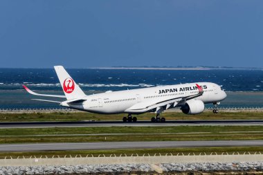Naha, Japonya - 12 Aralık 2025. JA11XJ Japon Havayolları A350-900 uçağı Okinawa Havaalanı 'na (OKA) indi..