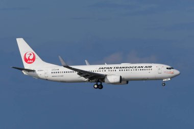 Naha, Japonya - 12 Aralık 2025. JA350J Japon Transocean Air Boeing 737-800 Okinawa Havalimanı 'na (OKA) indi..