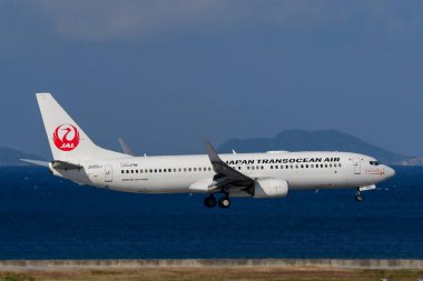 Naha, Japonya - 12 Aralık 2025. JA350J Japon Transocean Air Boeing 737-800 Okinawa Havalimanı 'na (OKA) indi..