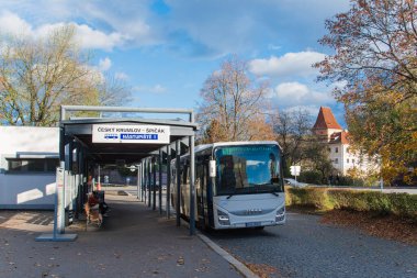 Krumlov, Çek - 24 Ekim 2025. Cesky Krumlov otobüs terminalinin dış görüntüsü, Çek Cumhuriyeti, Güney Bohemya 'ya gelen antrenör ve yolcularla birlikte..