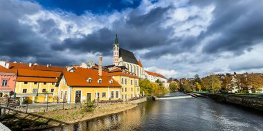 Çek Cumhuriyeti 'nin Cesky Krumlov kentindeki renkli ortaçağ binalarının bulunduğu tarihi şehrin çarpıcı manzarası.