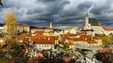 Çek Cumhuriyeti 'nin Cesky Krumlov kentindeki renkli ortaçağ binalarının bulunduğu tarihi şehrin çarpıcı manzarası.