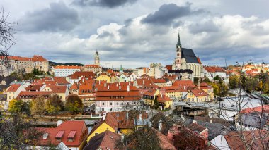 Çek Cumhuriyeti 'nin Cesky Krumlov kentindeki renkli ortaçağ binalarının bulunduğu tarihi şehrin çarpıcı manzarası.