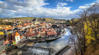 Çek Cumhuriyeti 'nin tarihi Krumlov kasabasının çarpıcı panoramik manzarası, ortaçağ şatosu, renkli çatıları ve Vltava Nehri' nin yer aldığı.