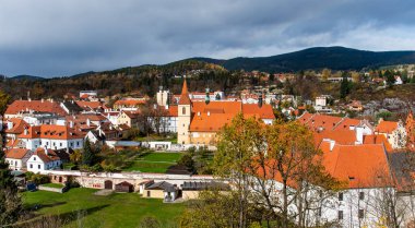 Çek Cumhuriyeti 'nin Cesky Krumlov kentindeki renkli ortaçağ binalarının bulunduğu tarihi şehrin çarpıcı manzarası.