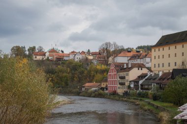 Çek Cumhuriyeti 'nin Cesky Krumlov kentindeki renkli ortaçağ binalarının bulunduğu tarihi şehrin çarpıcı manzarası.