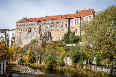 Çek Cumhuriyeti 'nin Cesky Krumlov kentindeki renkli ortaçağ binalarının bulunduğu tarihi şehrin çarpıcı manzarası.